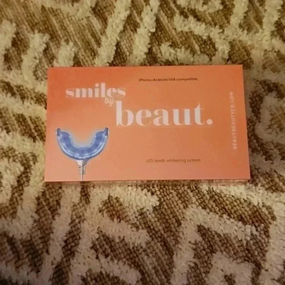 Smiles by beaut. LED Teeth Whitening System - Picture 1 of 3